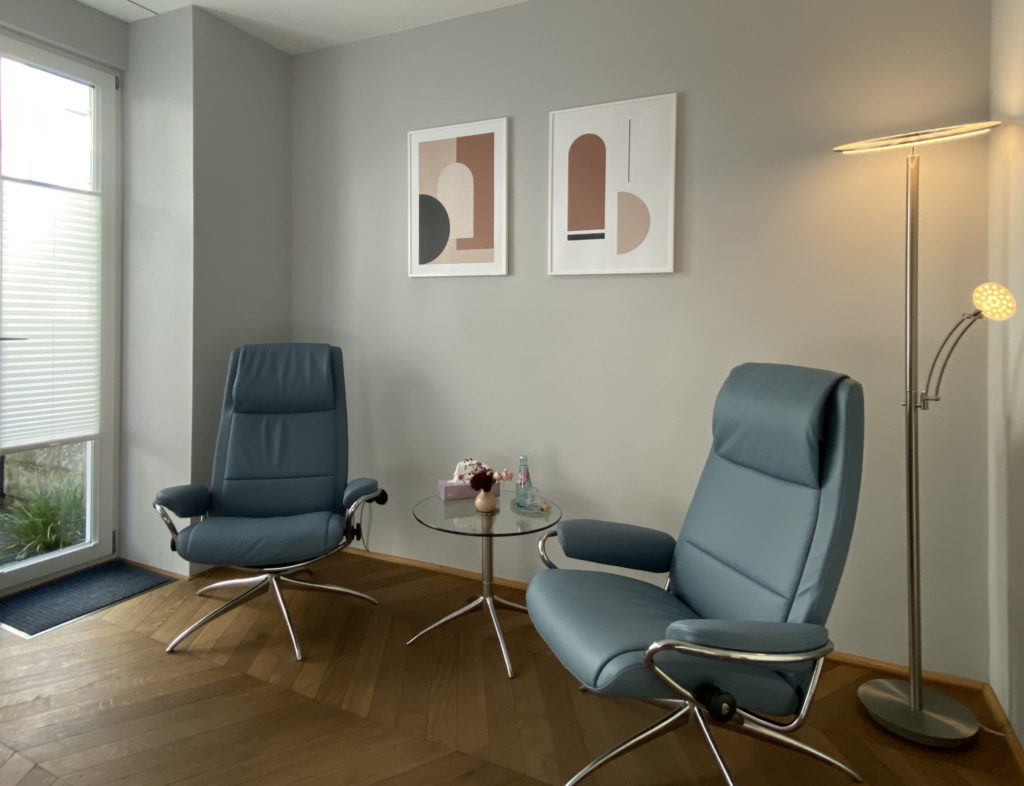 Behandlungszimmer der verhaltenstherapeutischen Praxis Dr. Cynthia Quiroga Murcia im Frankfurter Nordend.